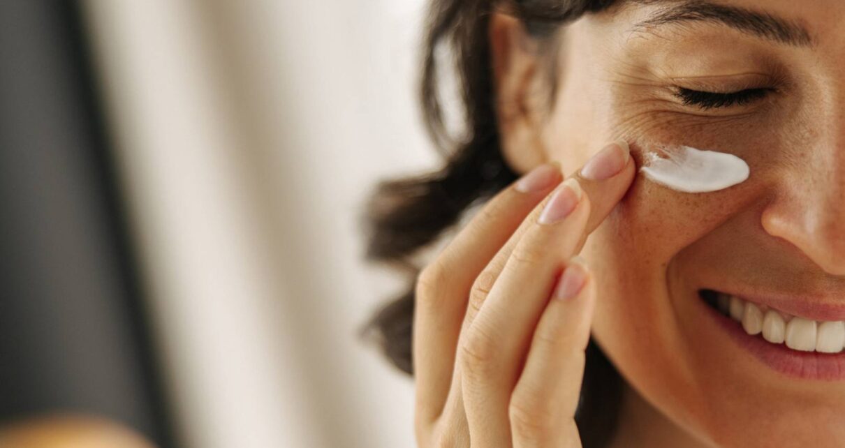 Zmarszczki pod oczami? Te składniki w kremie działają cuda 2 adobestock 508515809 wp