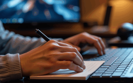 Jak Napisać Recenzję Filmu: Kompletny Poradnik | Krytyka Filmowa 1 Osoba pisząca recenzję filmu na laptopie, z kubkiem kawy, w kinowej atmosferze.