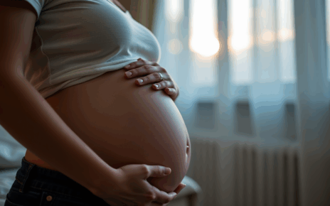 Kobieta w ciąży korzysta z laptopa, aby obliczyć swój kalkulator terminu porodu online.