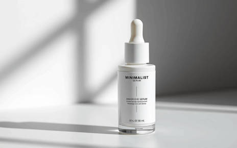 Najlepsze Minimalistyczne Serum Pod Oczy: Przewodnik Wyboru i Ranking 2 Kobieta delikatnie aplikuje minimalistyczne serum pod oczy, nawilżając skórę wokół oczu.