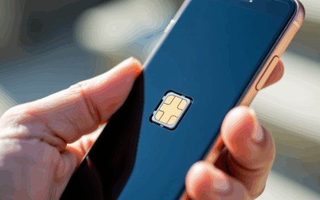 Kobieta rejestruje kartę SIM Play na telefonie, wykonując kolejne kroki instrukcji.